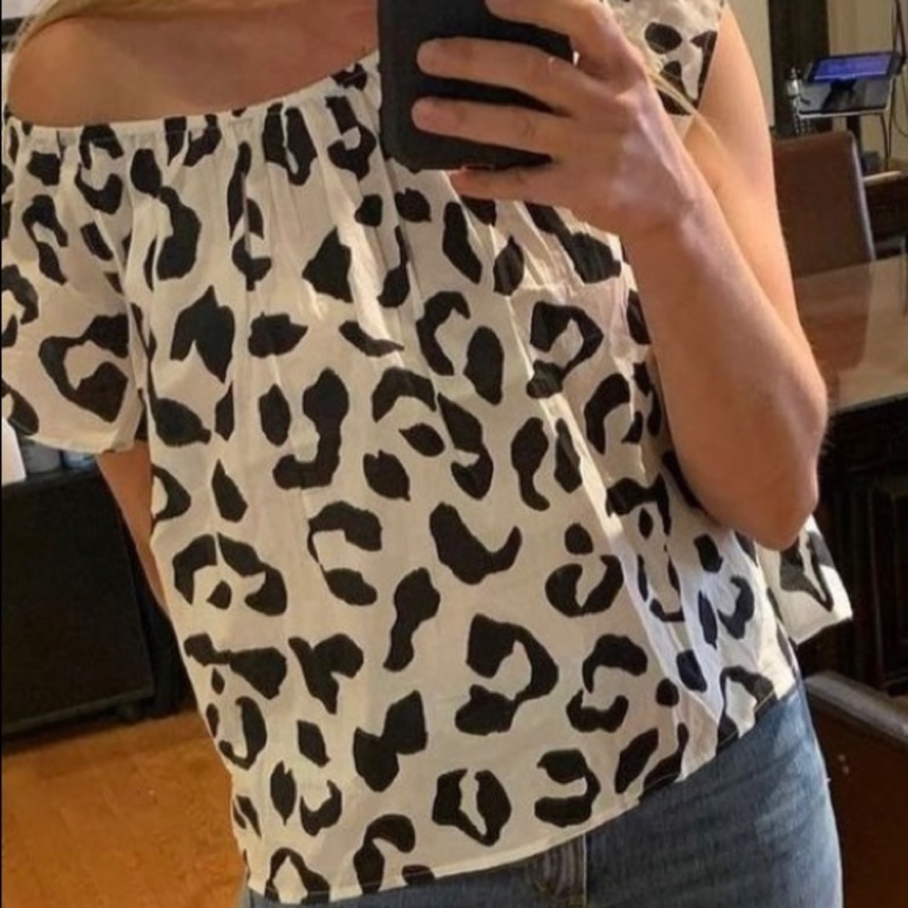 Cute lightweight Velvet by Graham & Spencer top in XS